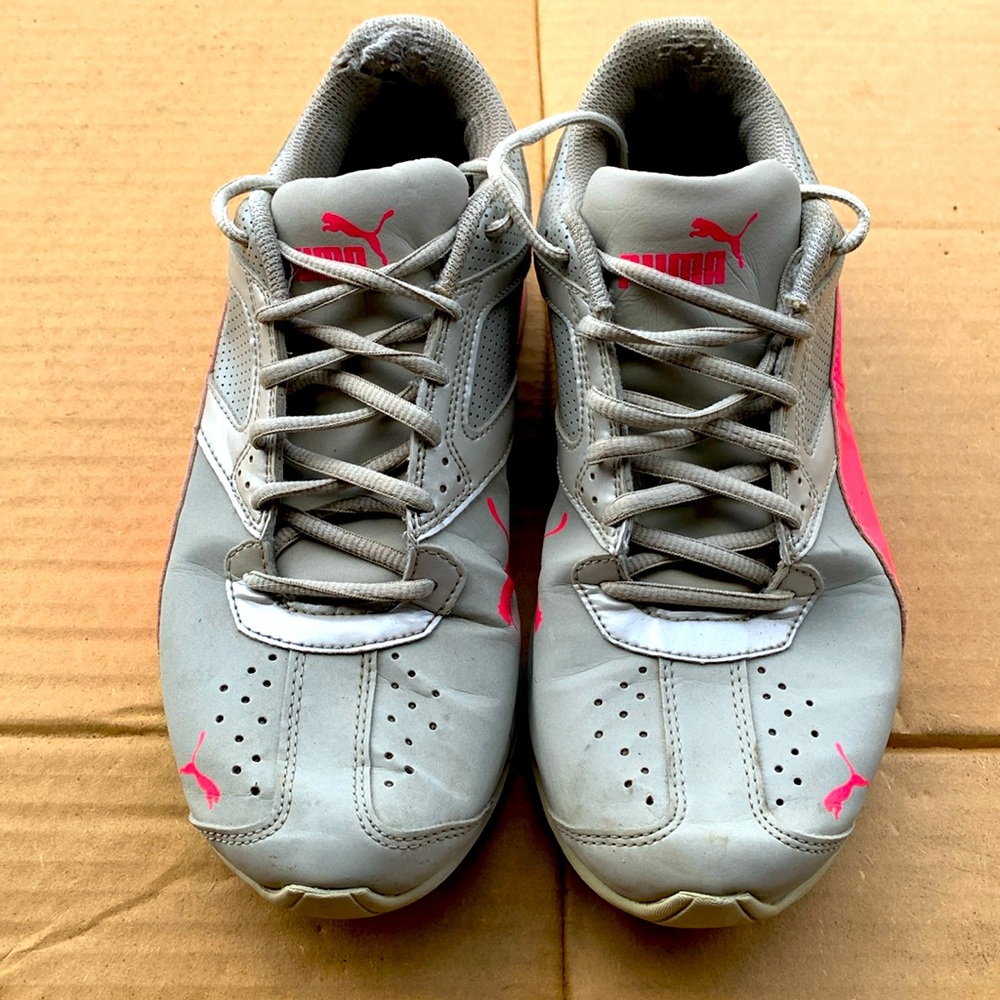 Women’s size 10 Puma tennis shoes.